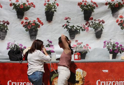 Dos mujeres en una Cruz de Mayo