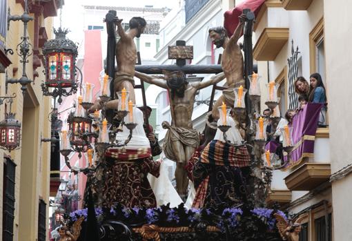 El misterio de las Tres Necesidades, poco después de salir de su capilla un Viernes Santo