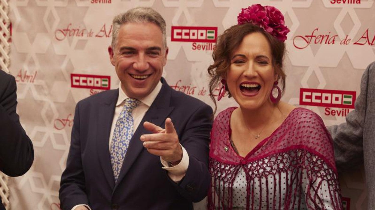 El consejero Elías Bendodo, bromea con la secretaria regional de CCOO, Nuria López, en la Feria