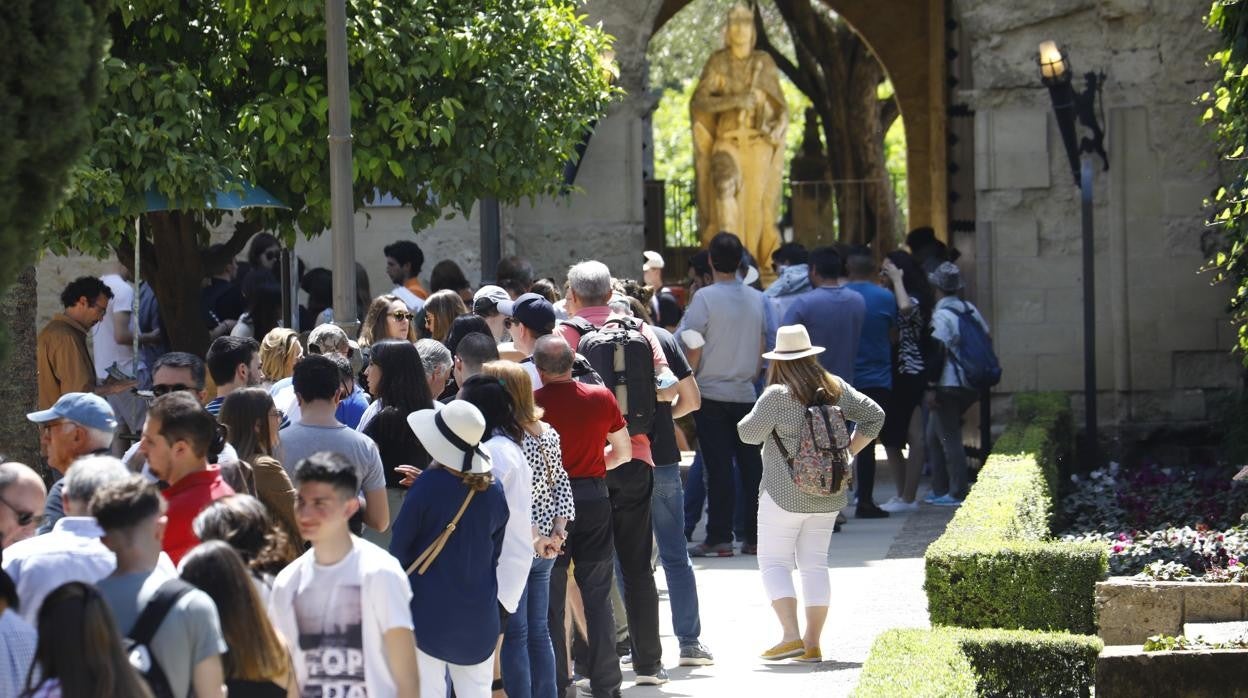 Cola para acceder al Alcázar durante el puente del 1 de mayo