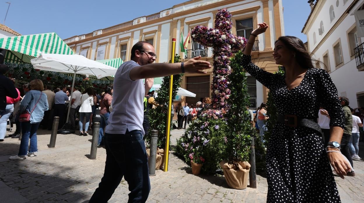 Una pareja baila durante la edición de las Cruces de Mayo, que terminó este lunes