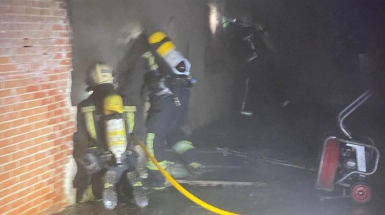 Los bomberos, en el lugar del siniestro