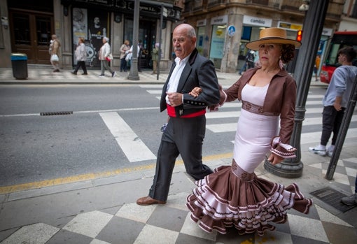 Una pareja paseando en Granada el Día de la Cruz