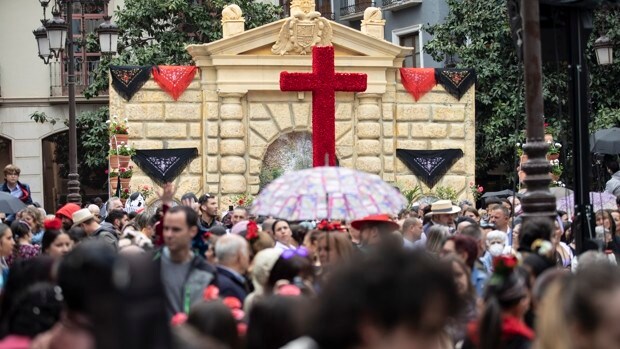 Granada aguanta el chaparrón y revive en su primer Día de la Cruz sin restricciones dos años después