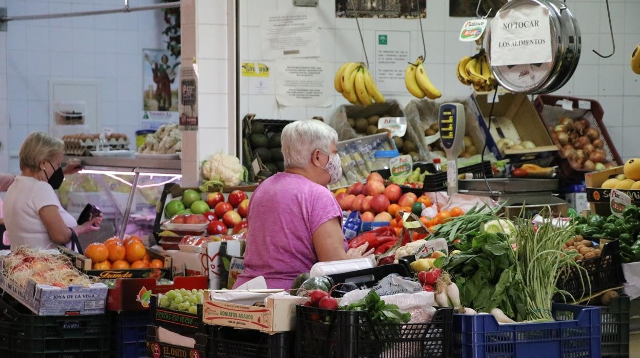 El Mercado de Abastos de Lucena, durante una jornada laboral