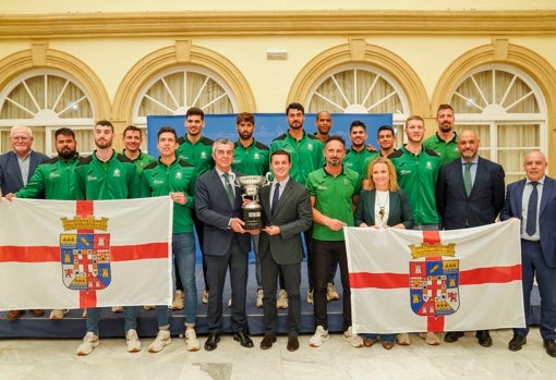 Foto de familia de jugadores, técnicos y directivos en la Diputación de Almería.