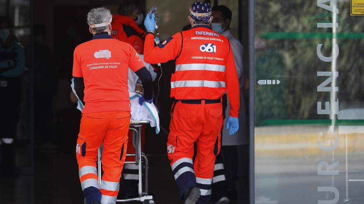 Sanitarios realizando un ingreso en el hospital Reina Sofía de Córdoba