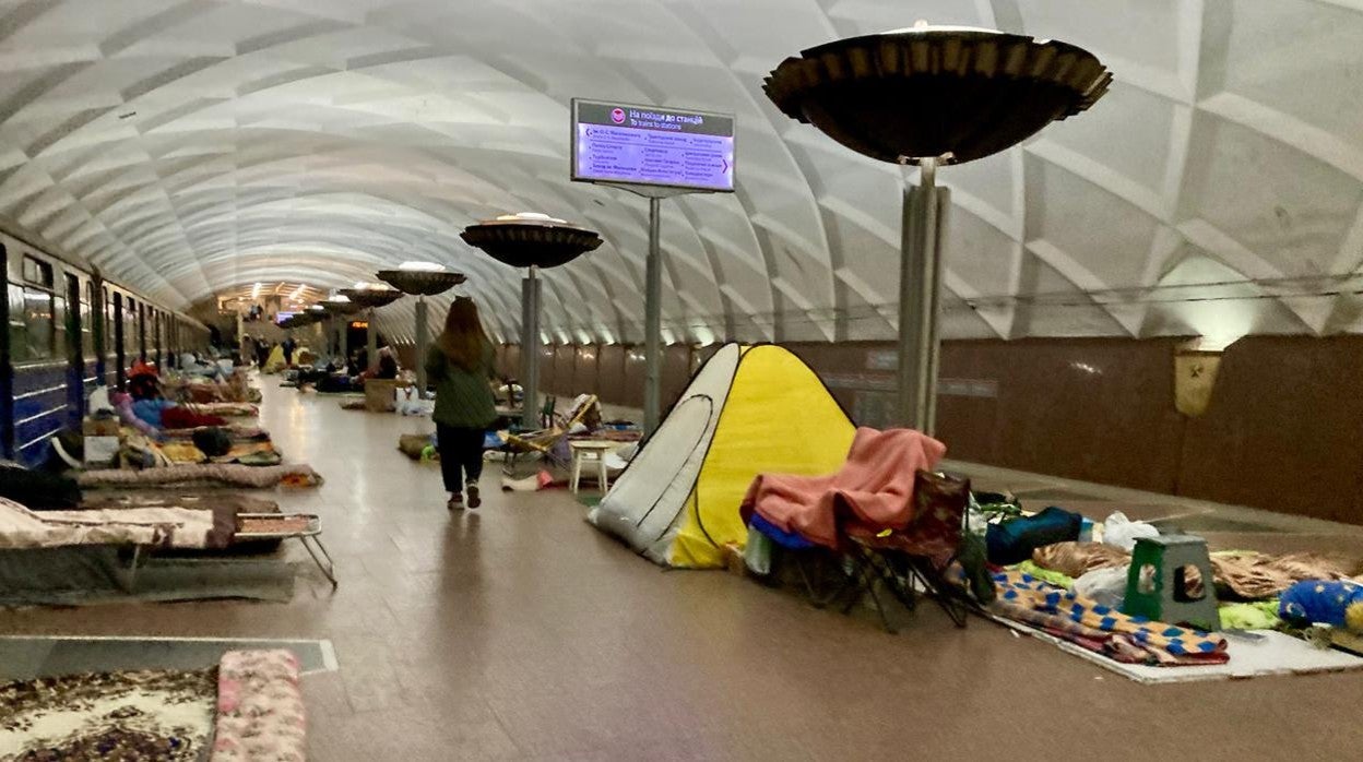 Ciudadanos ucranianos se refugian de los bombardeos rusos en marzo en la estación de metro de Járkov