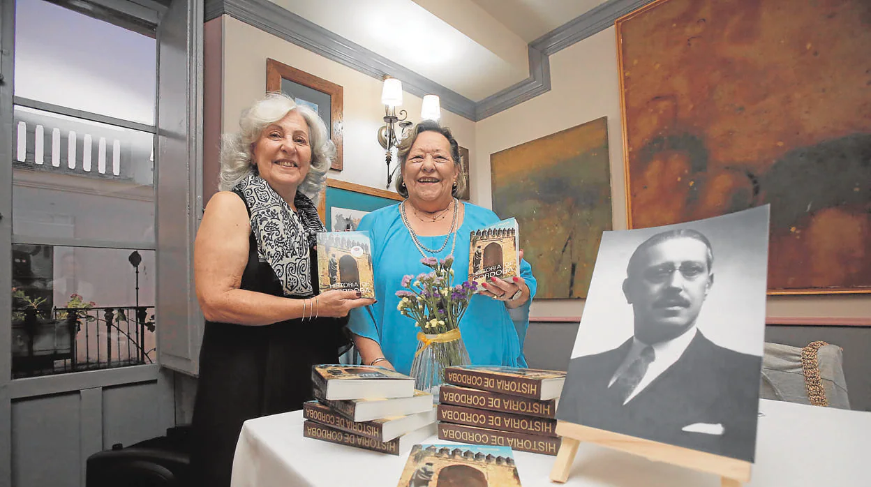 La familia de Jaén Morente posa con un retrato del autor en un acto de 2019