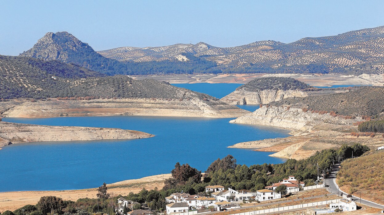 Estado actual del pantano de Iznájar, al 30 por ciento de su capacidad
