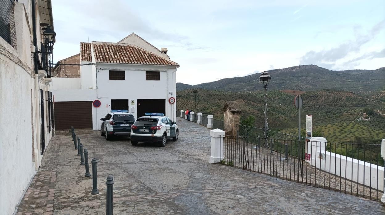 Vehículos de la Guardia Civil en el Adarve, en la tarde de este miércoles