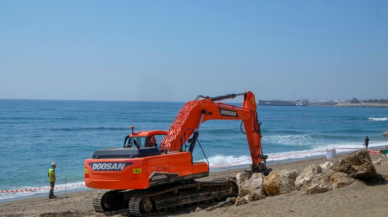 Obras en las playas de Málaga capital tras la Semana Santa