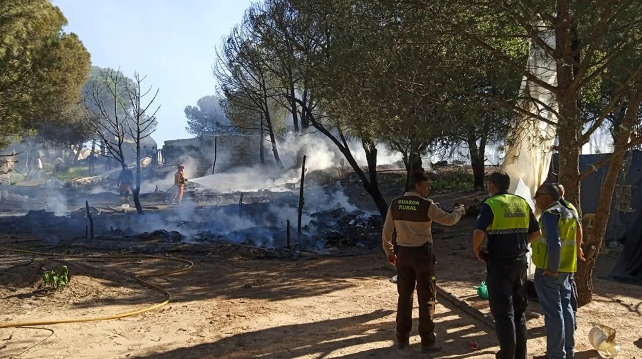 El fuego del asentamiento de Lucena del Puerto, ya extinguido
