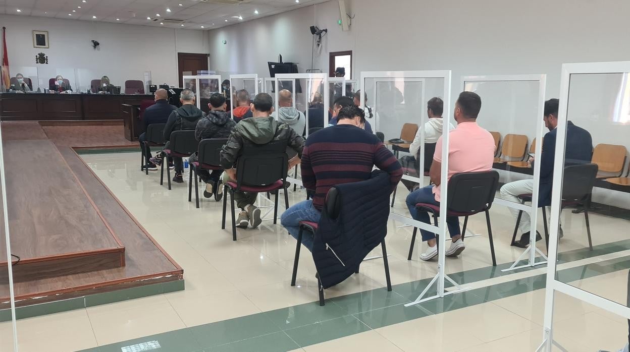 Los acusados, en el banquillo, durante la sesión celebrada este jueves