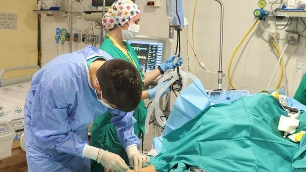 La curva del Covid se mantiene plana en Andalucía aunque suben los hospitalizados