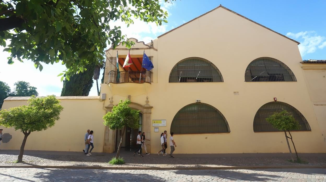 Fachada principal de la actual Biblioteca Provincial de Córdoba, de titularidad estatal y gestión autonómica