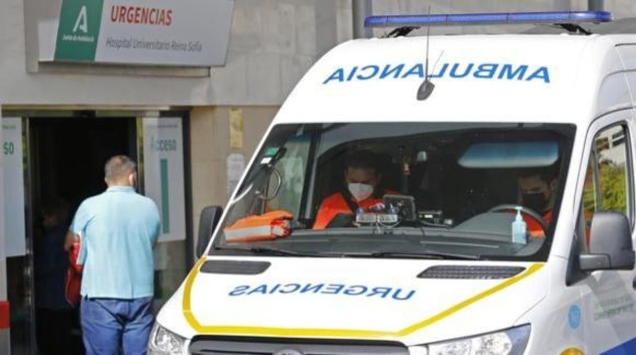 Ambulancia en la puerta de Urgencias del Hospital Reina Sofía de Córdoba