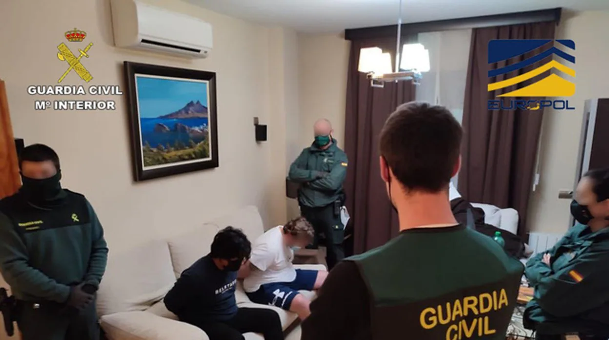 Detención de los banqueros de la mafia en un piso de Fuengirola