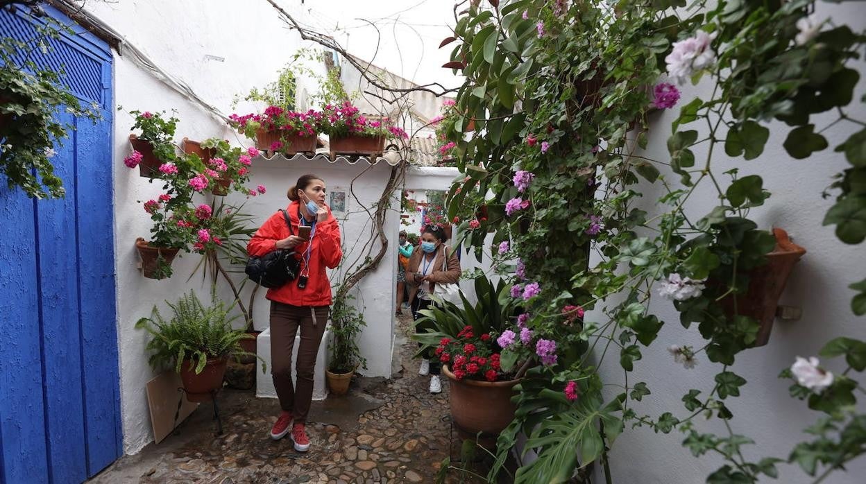 Visitantes en un patio de la ruta de San Agustín-Santa Marina