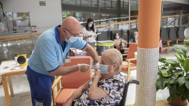 El consejero de Salud alerta sobre el aumento de casos entre los mayores de 80 años y en las residencias