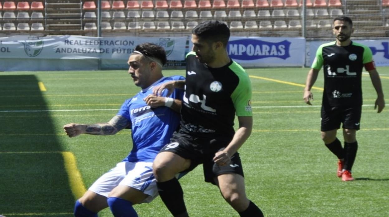 El jugador del Ciudad de Lucena y el Xerez pelean por el balón