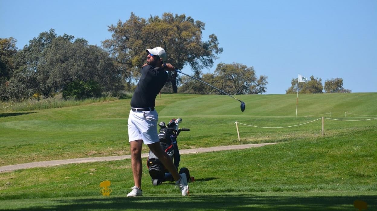 Un golfista participa en la primera jornada de la Copa Albolafia