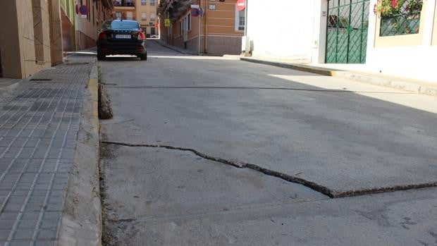 Vecinos de una calle de Lucena, preocupados por el progresivo hundimiento de la calzada