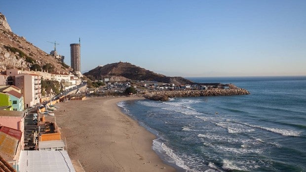 Gibraltar da luz verde al proyecto sobre la montaña de rellenos en el mar