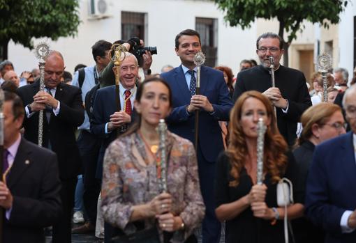 El hermano mayor, Manuel Laguna, junto al alcalde y el rector de la iglesia del Juramento