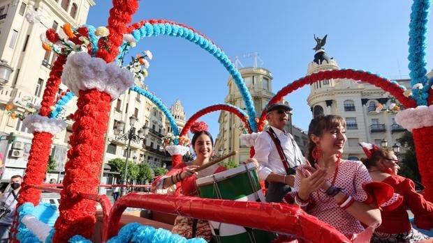 Carrozas de flores, huevos duros y vino en la tradicional romería de la Virgen de Linares de Córdoba