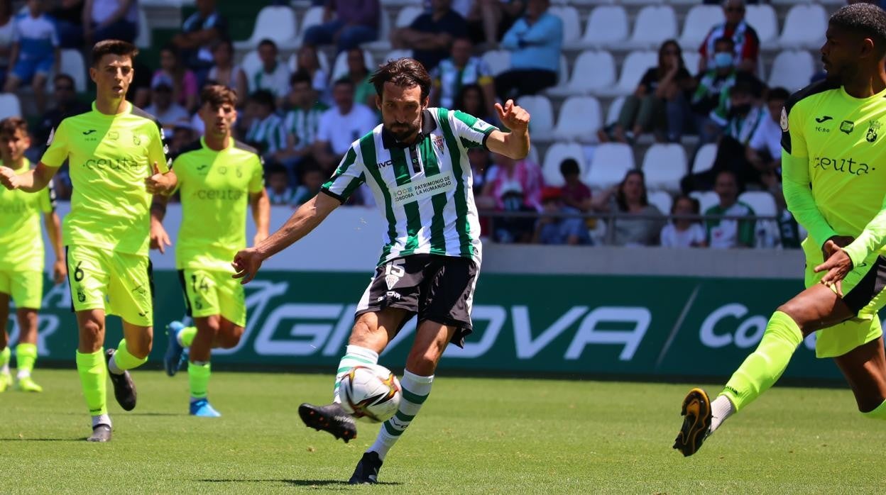 Álex Bernal golpea el esférico en el partido ante el Ceuta