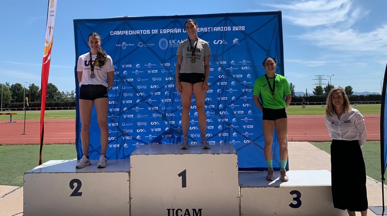 Carmen Avilés, a la izquierda, en el segundo lugar del cajón