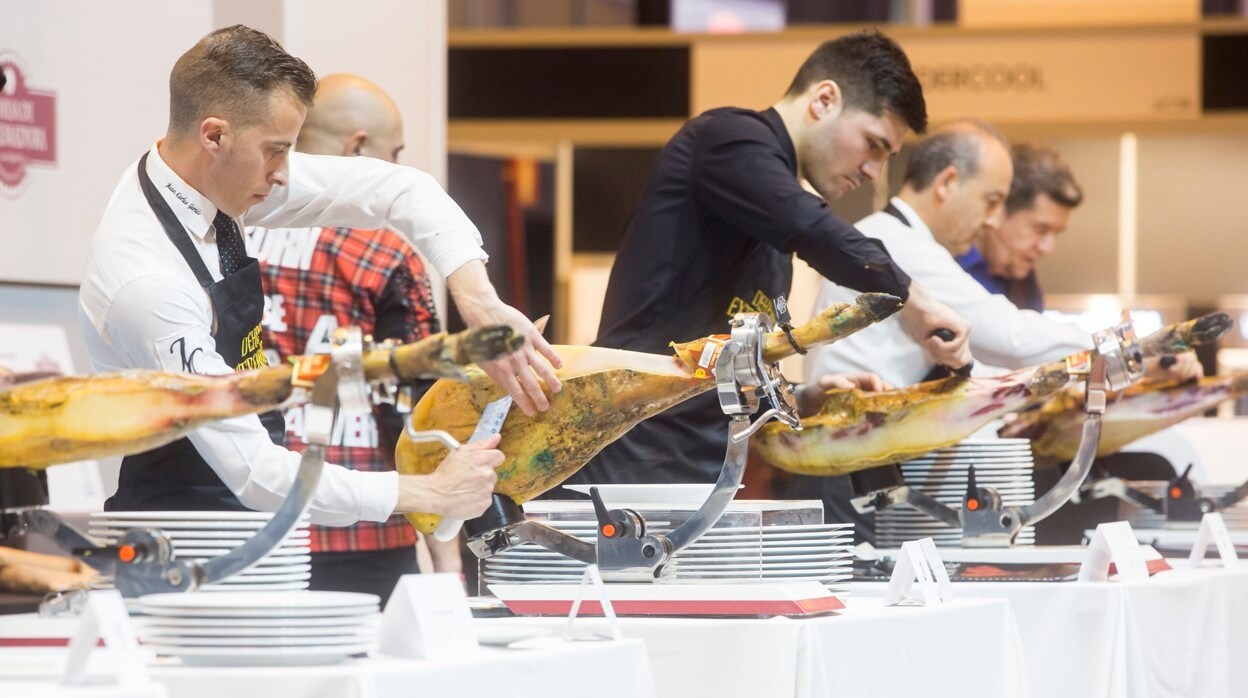 Cortadores de jamón durante un concurso celebrado en 2021