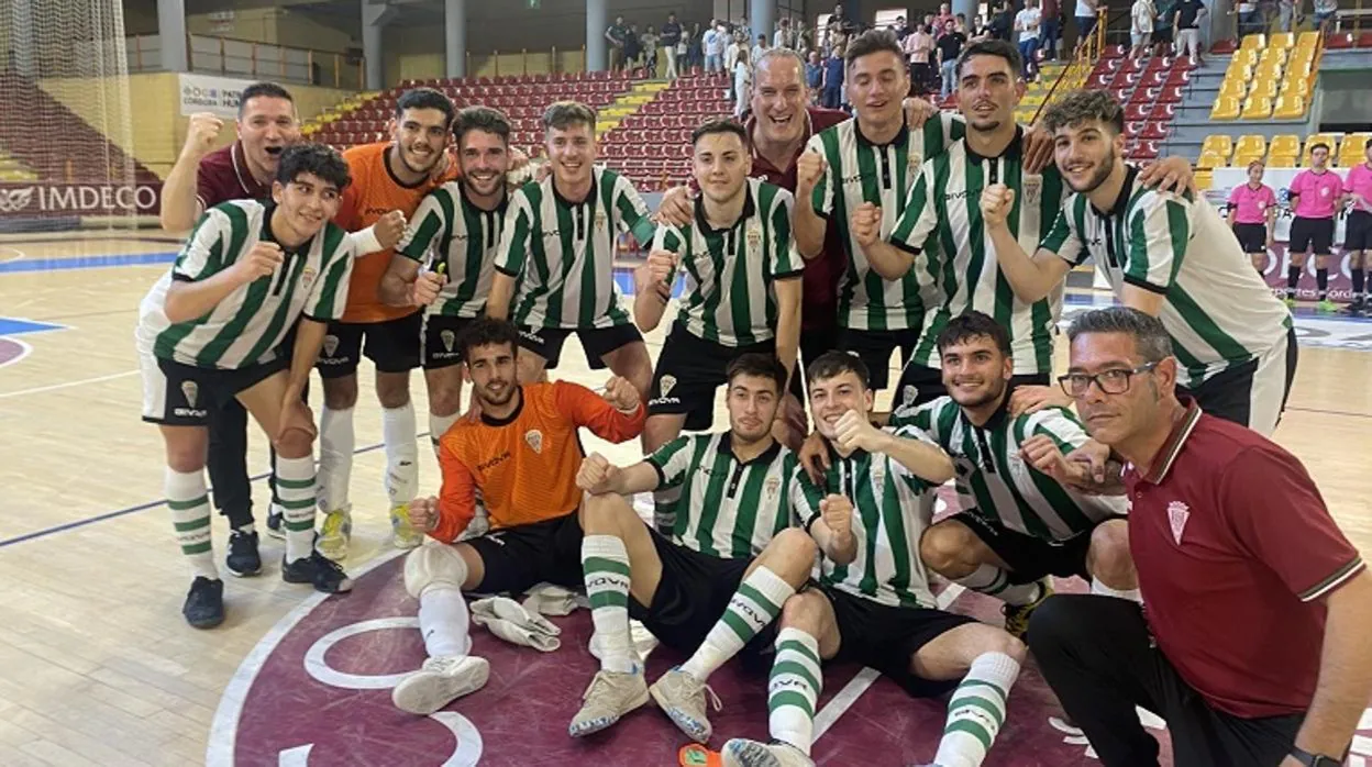 Álex Bernal, segundo abajo por la izquierda, en el último partido del Córdoba Futsal B