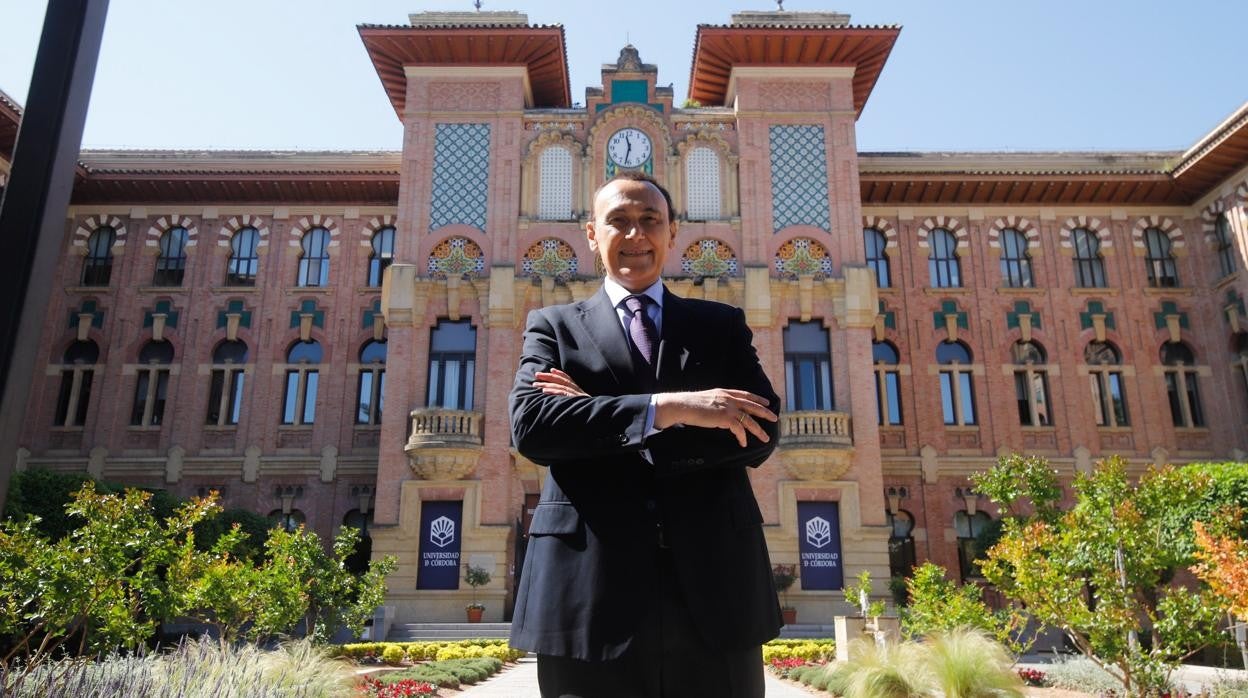 José Carlos Gómez Villamandos, ante el Rectorado de la Universidad de Córdoba