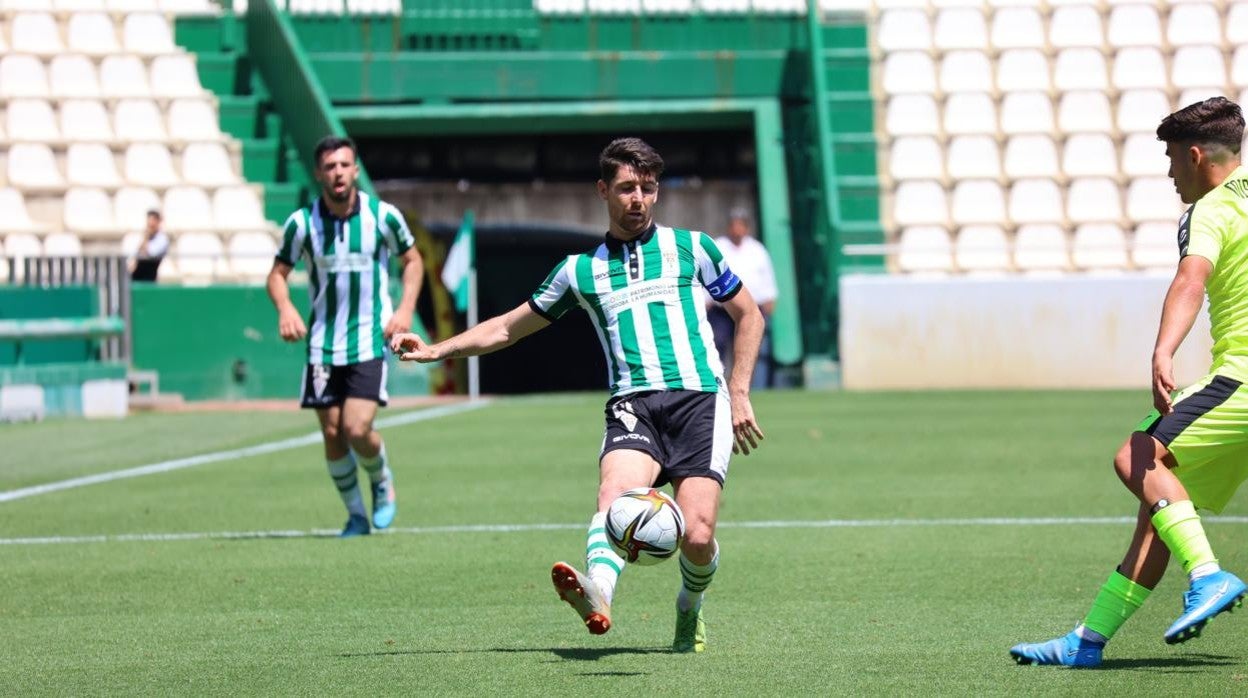 El capitán del Córdoba CF, Javi Flores, realiza un pase en el partido ante el Ceuta