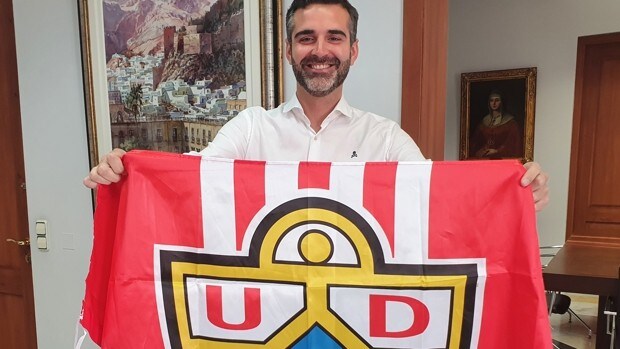 El alcalde invita a vestir de 'rojiblanca' la ciudad para apoyar el regreso de la UD Almería a Primera División