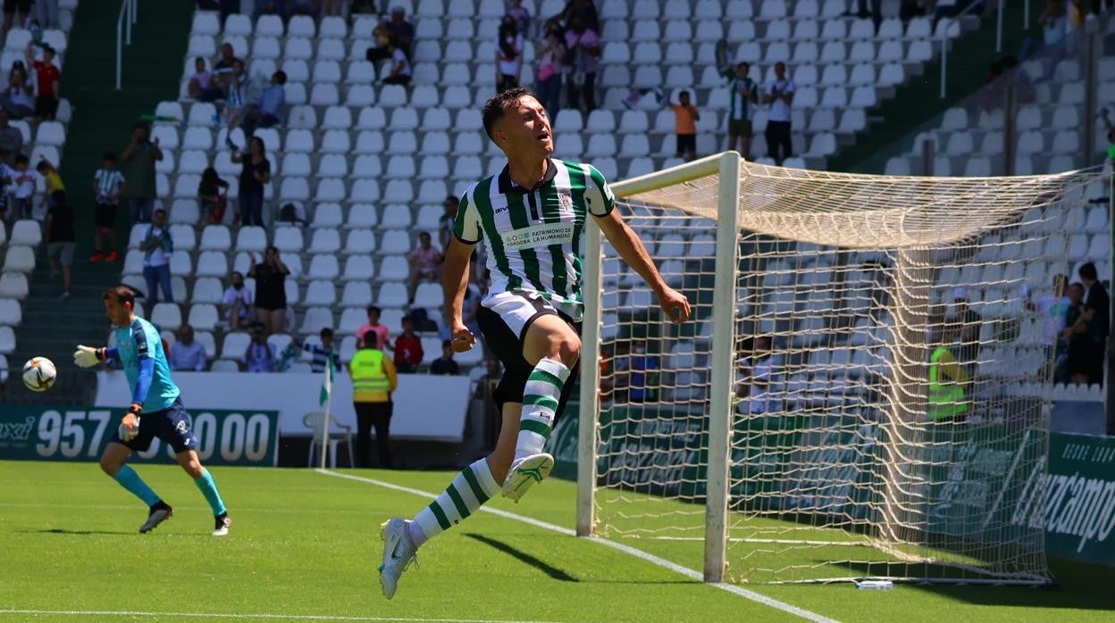 Ale Marín celebra con un salto el 3-1 que anotó ante el Ceuta