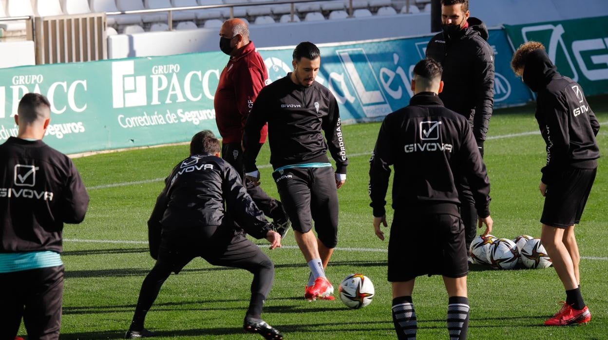 Viedma toca el balón en un rondo en el entrenamiento en el estadio