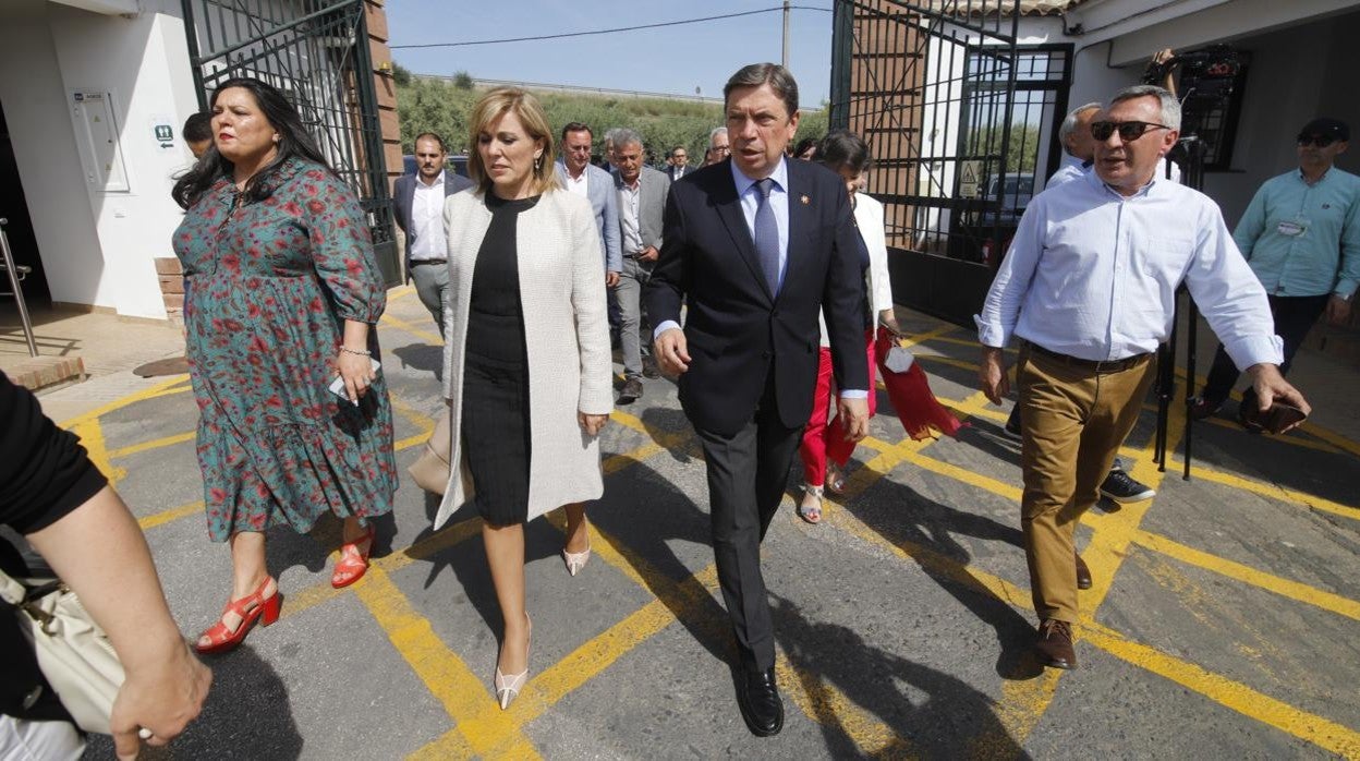 La alcaldesa de Montoro y el ministro de Agricultura (centro) en la inauguración de la Feria del Olivo