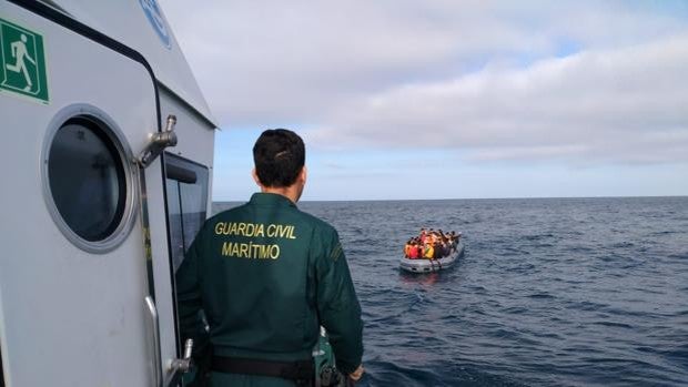 Rebajan de cinco a un año de prisión la condena a dos patrones de pateras en Almería