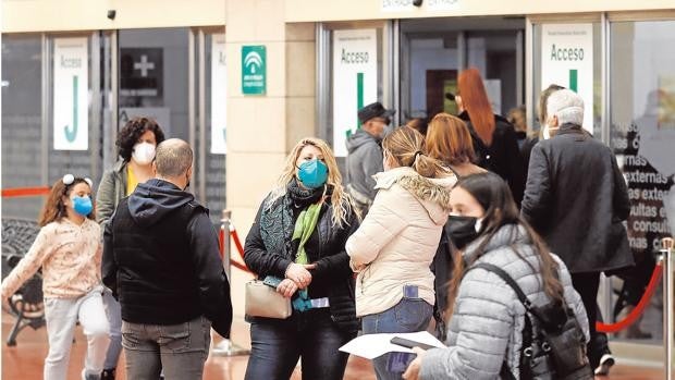 La Junta rechaza hablar de séptima ola pese a subir los hospitalizados en Andalucía