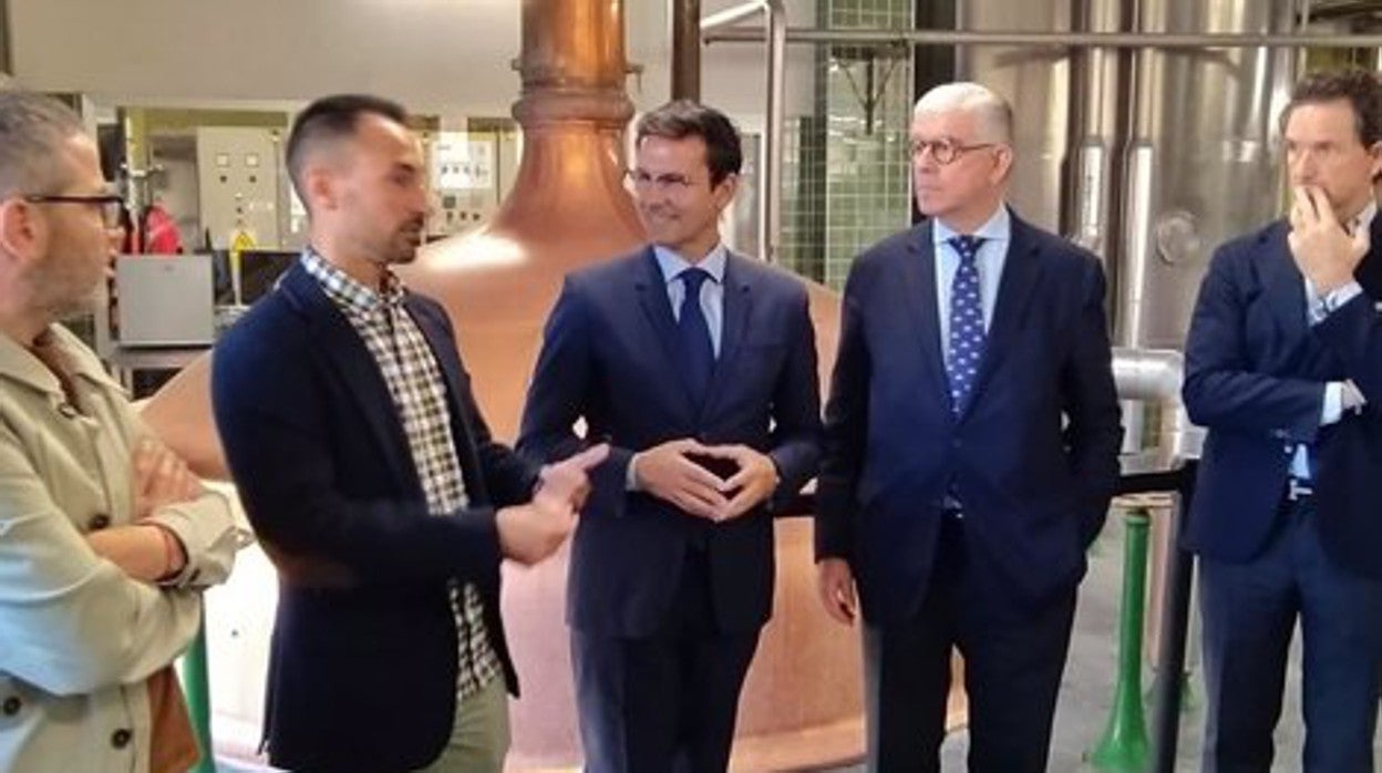 Una imagen de la visita del alcalde de Granada a la fábrica cervecera