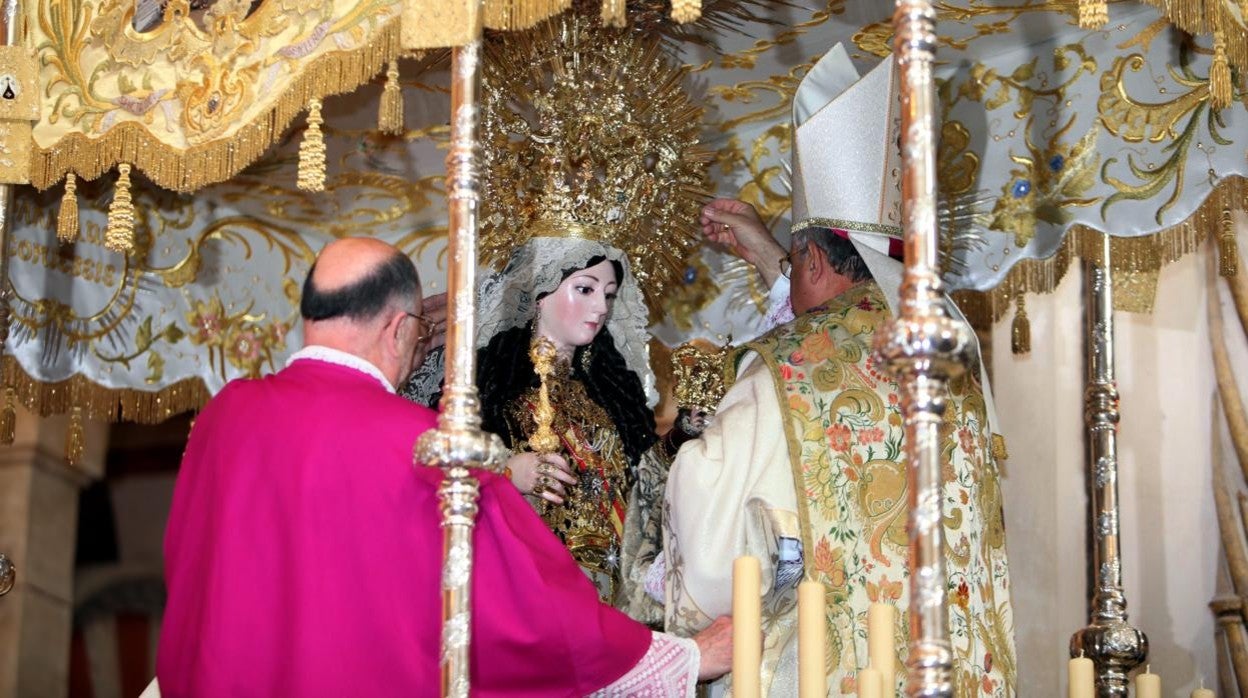 El obispo, Demetrio Fernández, corona canónicamente a Nuestra Señora del Carmen en 2012