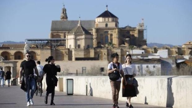 Las temperaturas llegarán este viernes hasta los 35 grados y seguirán en 30 el fin de semana