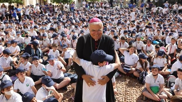 Más de 1.200 niños de escuelas católicas abrazan la fe junto al obispo de Córdoba