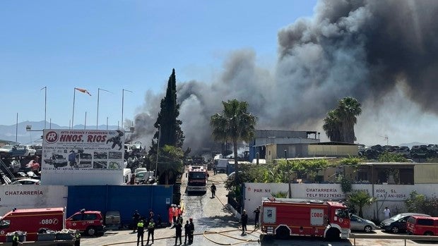 Espectacular incendio en un desguace de Málaga con una espesa columna de humo negro