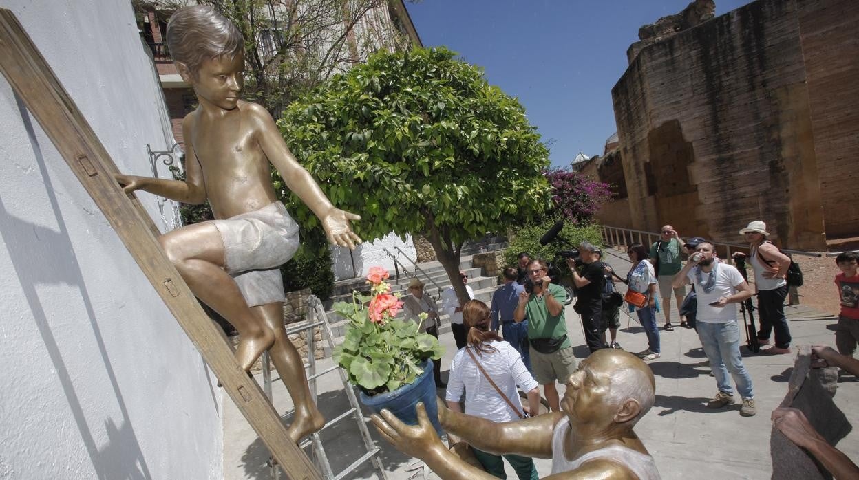 Escultura de José Manuel Belmonte sobre el relevo en los Patios de Córdoba