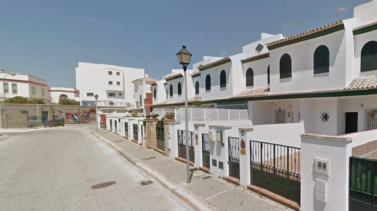 Calle Hijas de la Caridad de Chipiona, donde una furgoneta arrolló a una mujer en una terraza