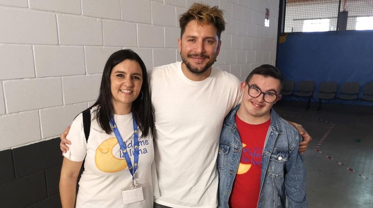 Manu Carrasco, junto a Alberto y una voluntaria de Pídeme la Luna